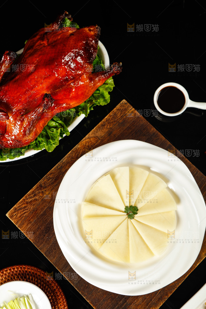 深底上的烤鸭卷饼