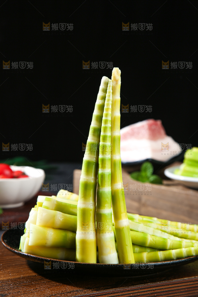 深底上的泡笋尖