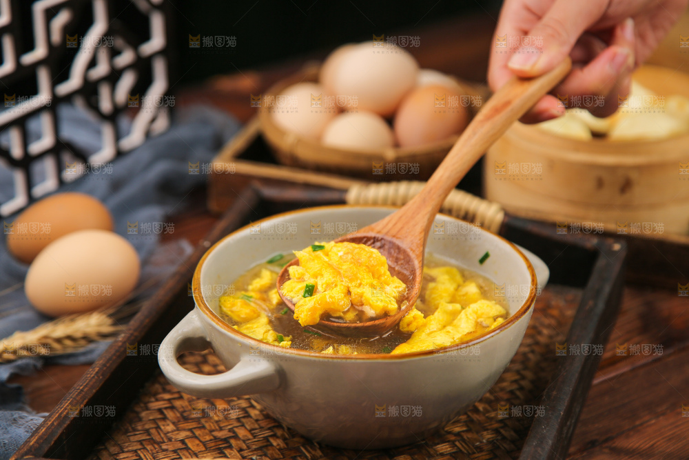 深底上的鸡蛋汤