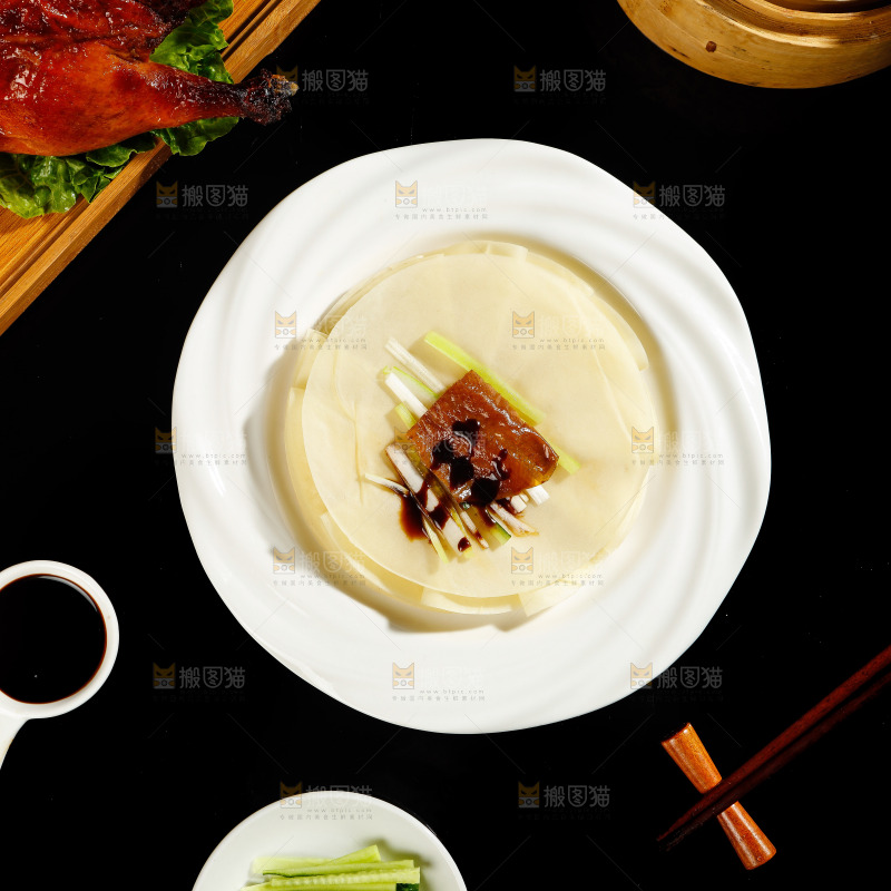 深底上的烤鸭卷饼