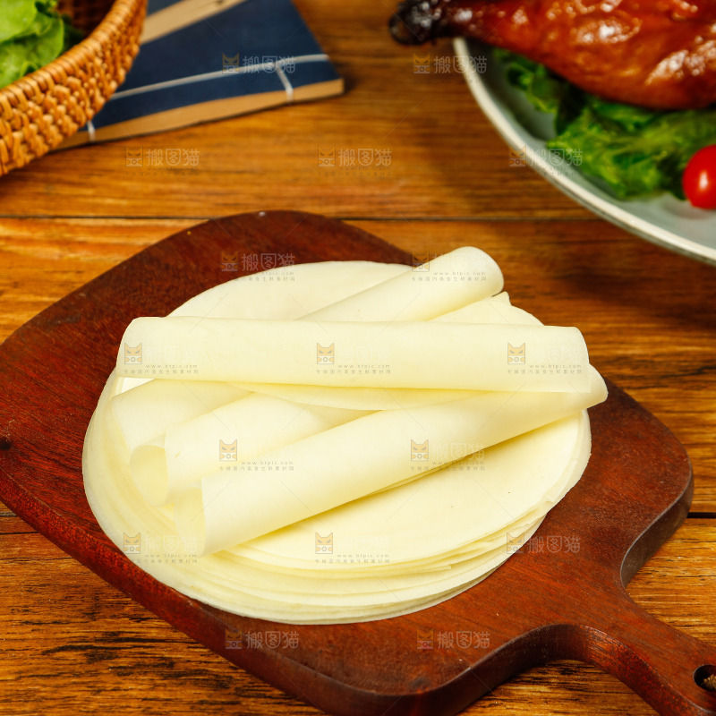 深底上的烤鸭卷饼