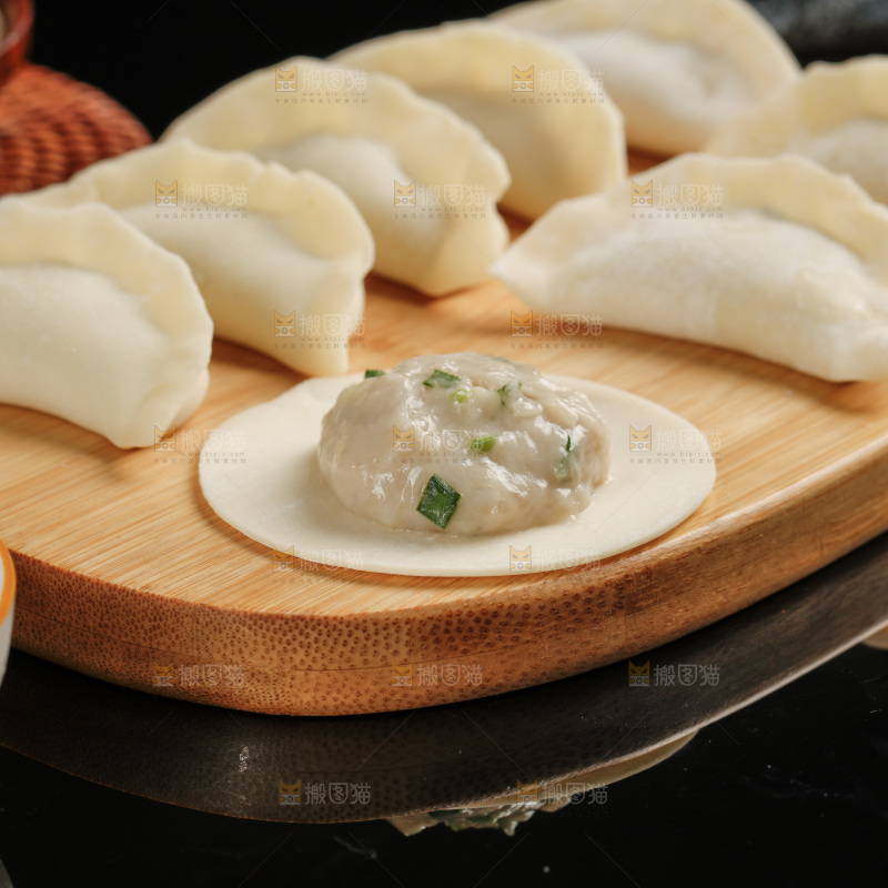 深底上的鲅鱼馅饺子