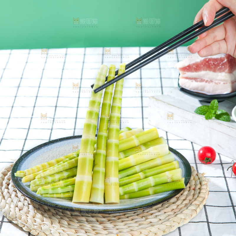 浅底上的笋尖