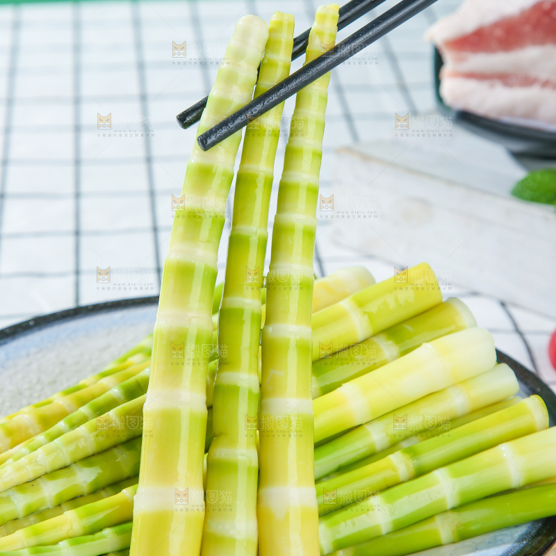 浅底上的笋尖