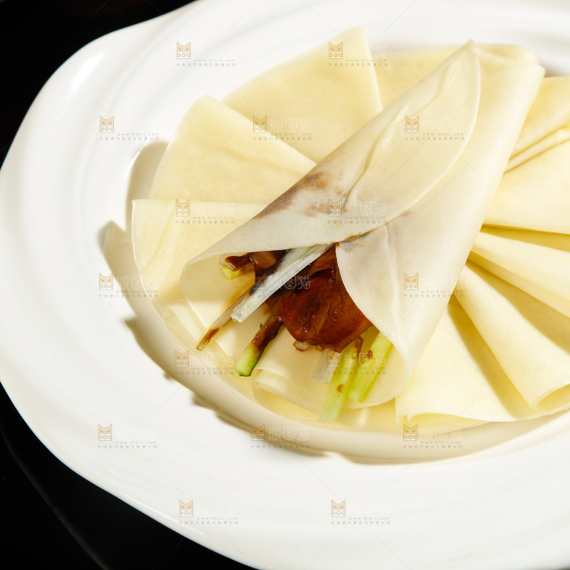 深底上的烤鸭卷饼