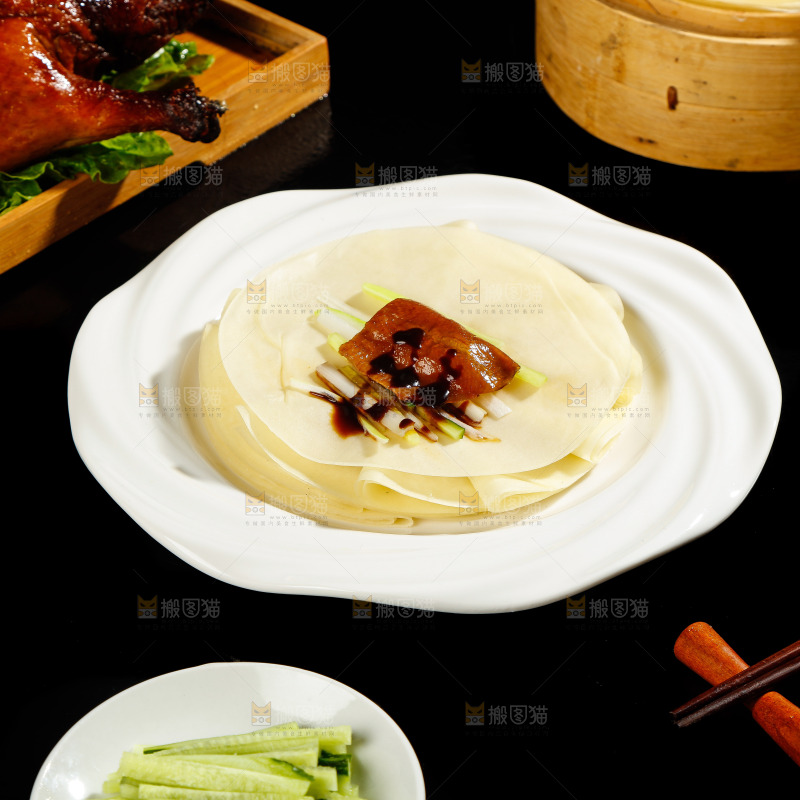 深底上的烤鸭卷饼