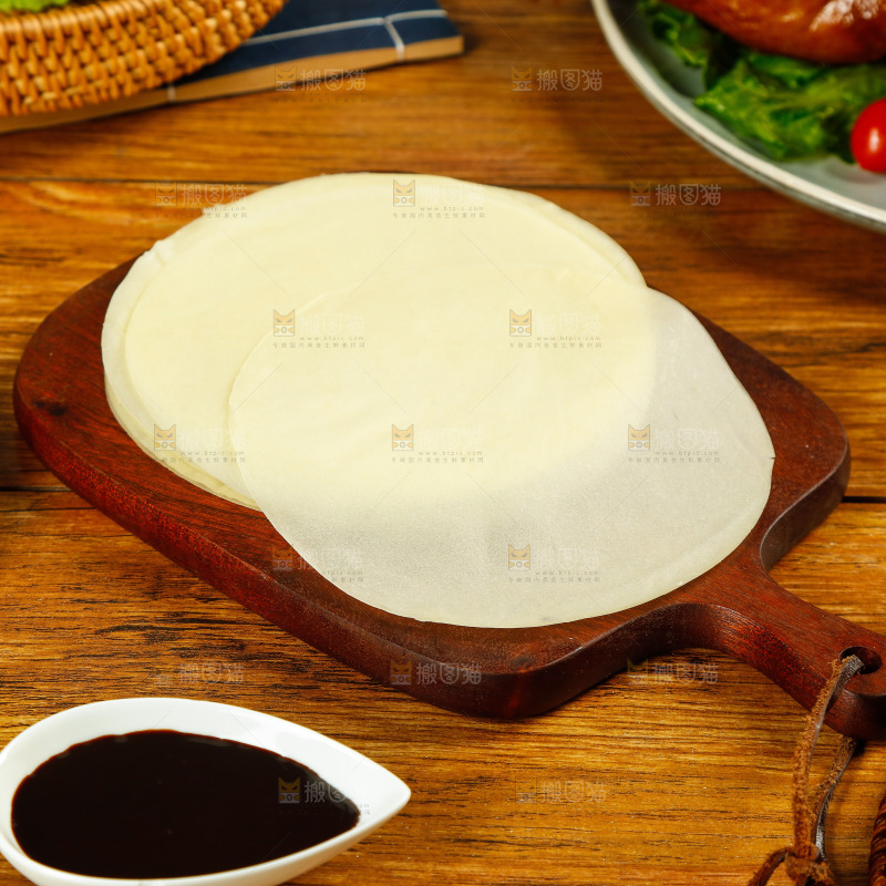 深底上的烤鸭卷饼