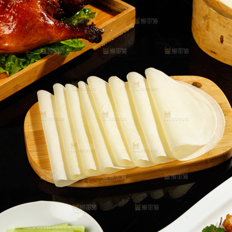 深底上的烤鸭卷饼