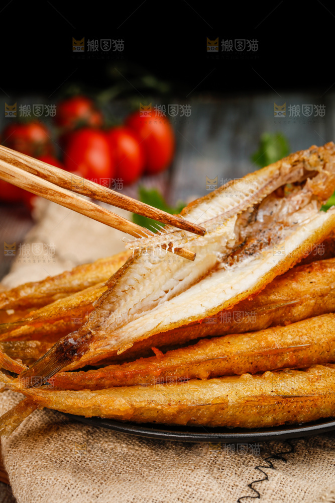 深底上的炸沙丁鱼
