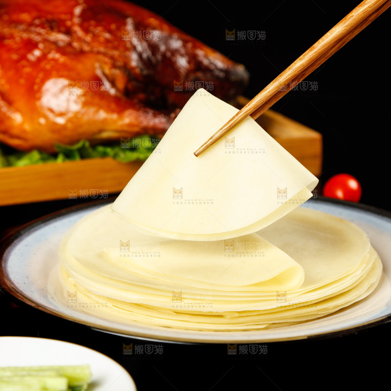 深底上的烤鸭卷饼