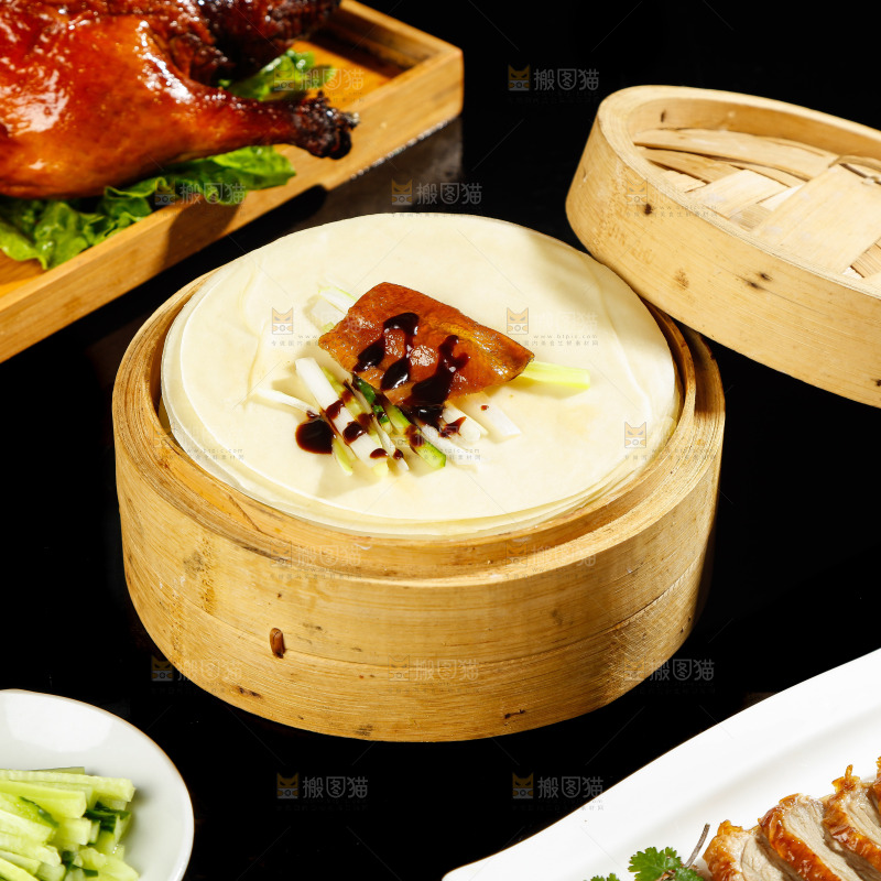 深底上的烤鸭卷饼