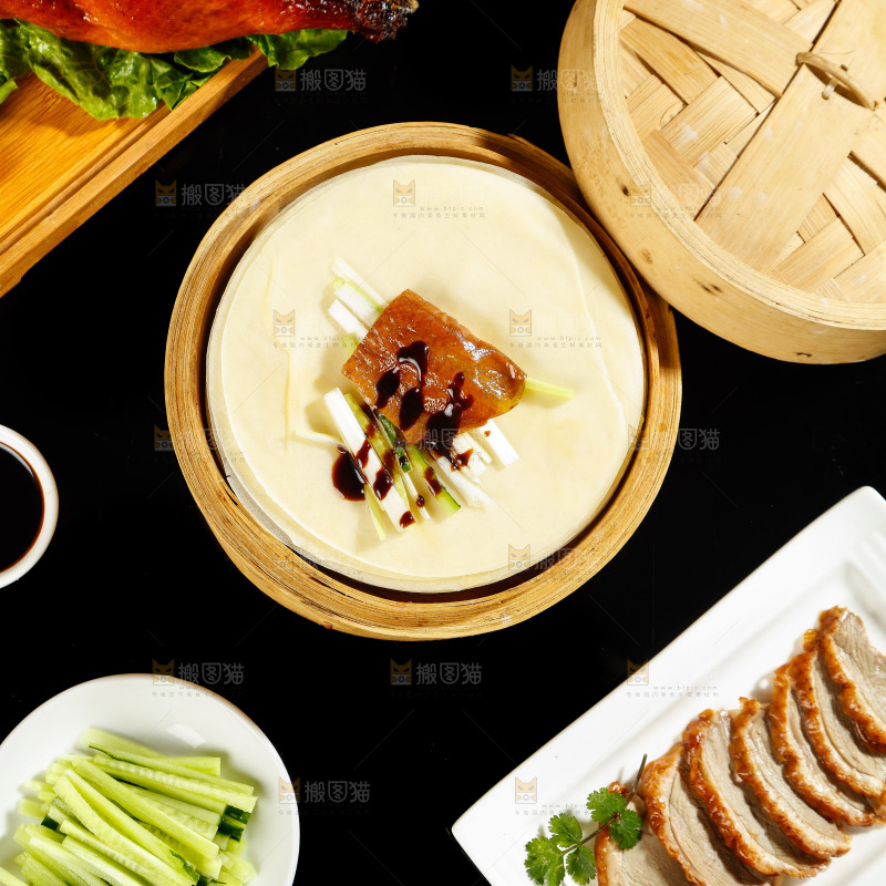深底上的烤鸭卷饼