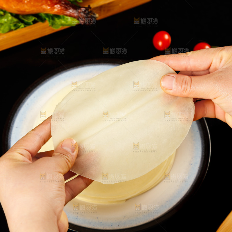 深底上的烤鸭卷饼