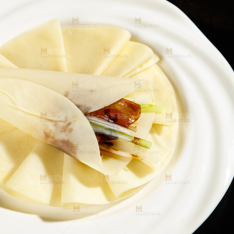 深底上的烤鸭卷饼