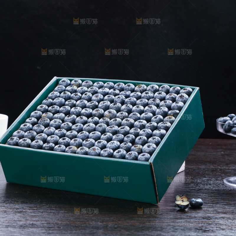 深底上的一盒蓝莓