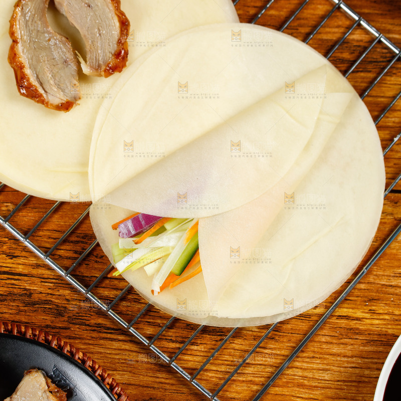 深底上的烤鸭卷饼