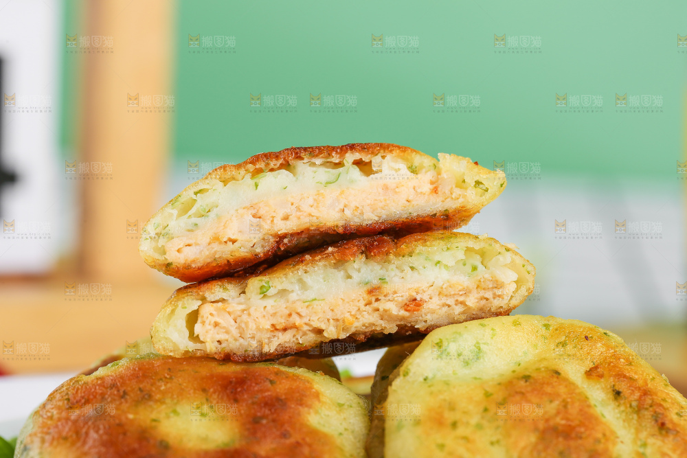 浅底上的鳕鱼鲜虾饼