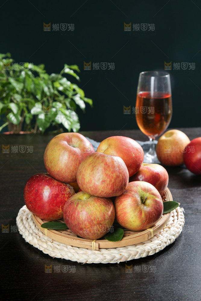 深底上的丑苹果