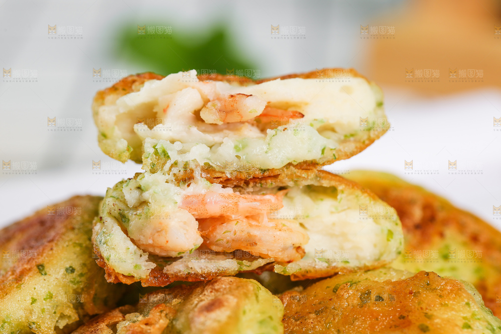 浅底上的鳕鱼鲜虾饼