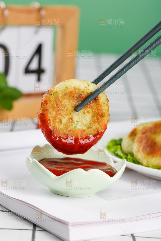 浅底上的鳕鱼鲜虾饼
