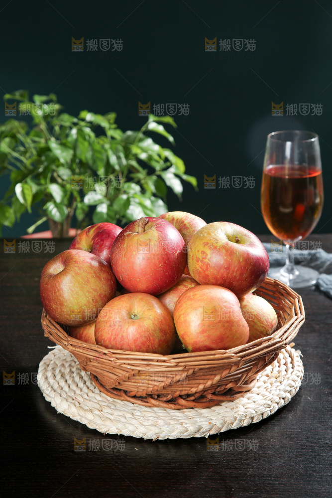 深底上的丑苹果
