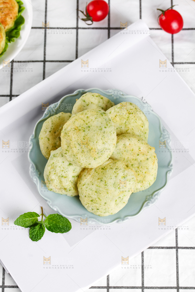 浅底上的鳕鱼鲜虾饼