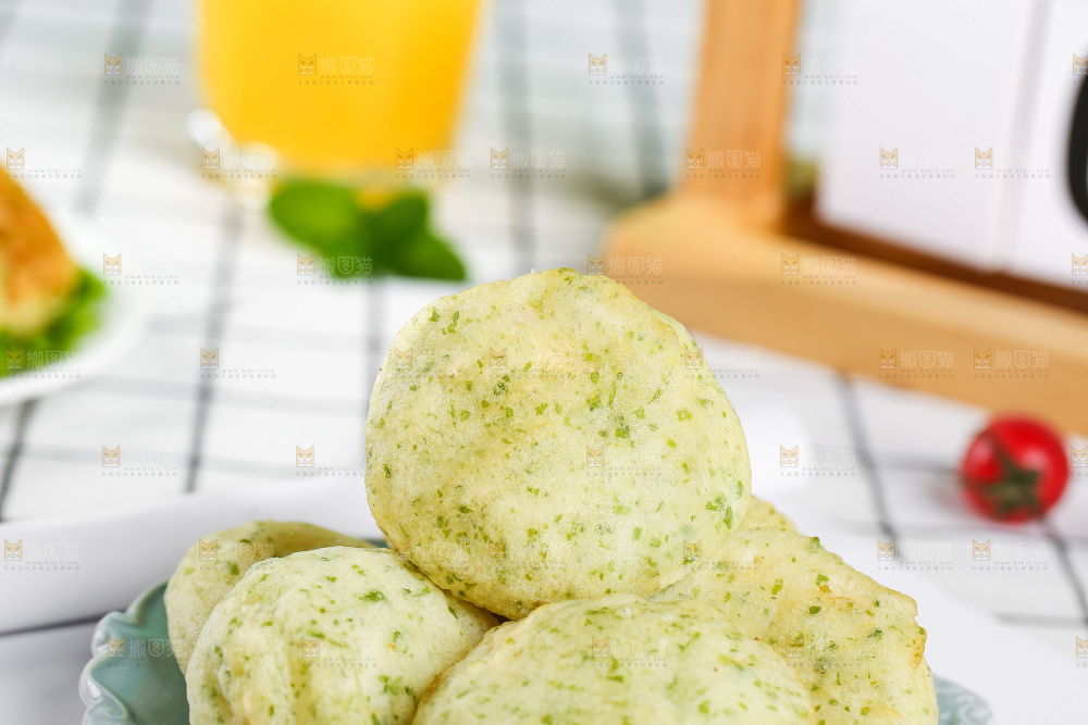 浅底上的鳕鱼鲜虾饼
