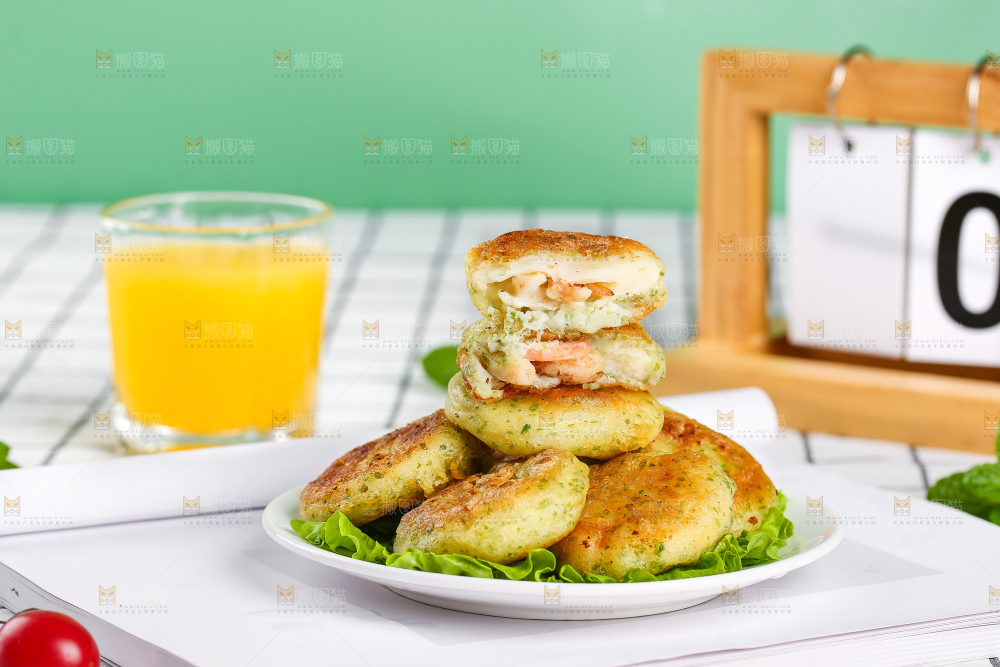 浅底上的鳕鱼鲜虾饼