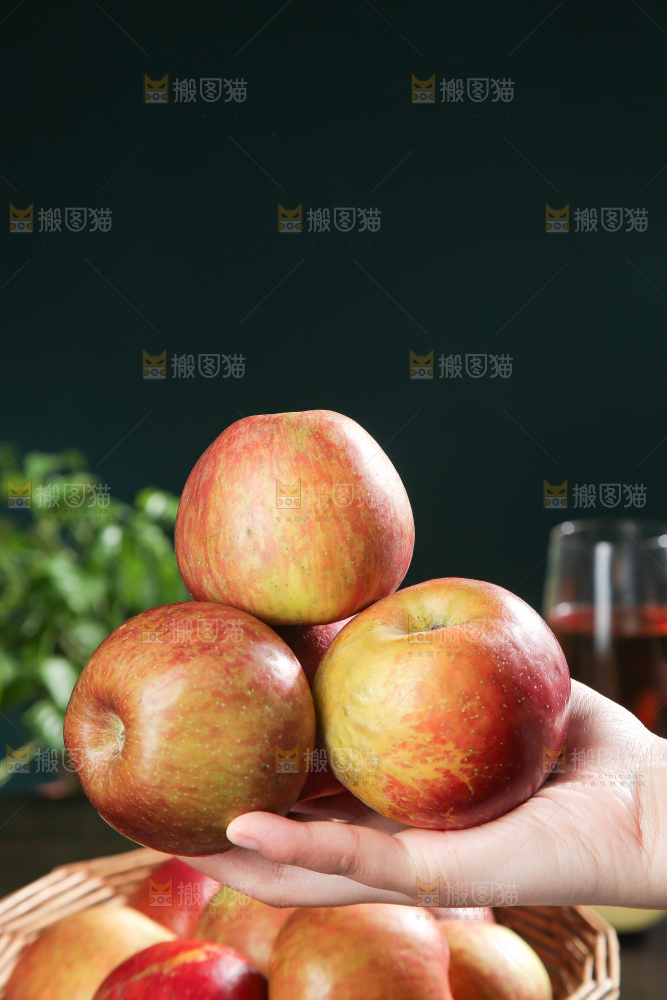 深底上的丑苹果
