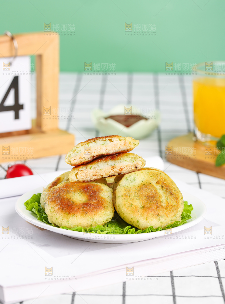 浅底上的鳕鱼鲜虾饼