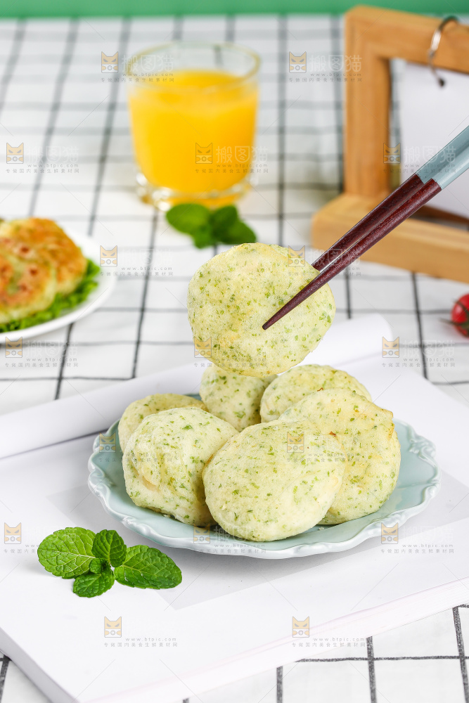 浅底上的鳕鱼鲜虾饼