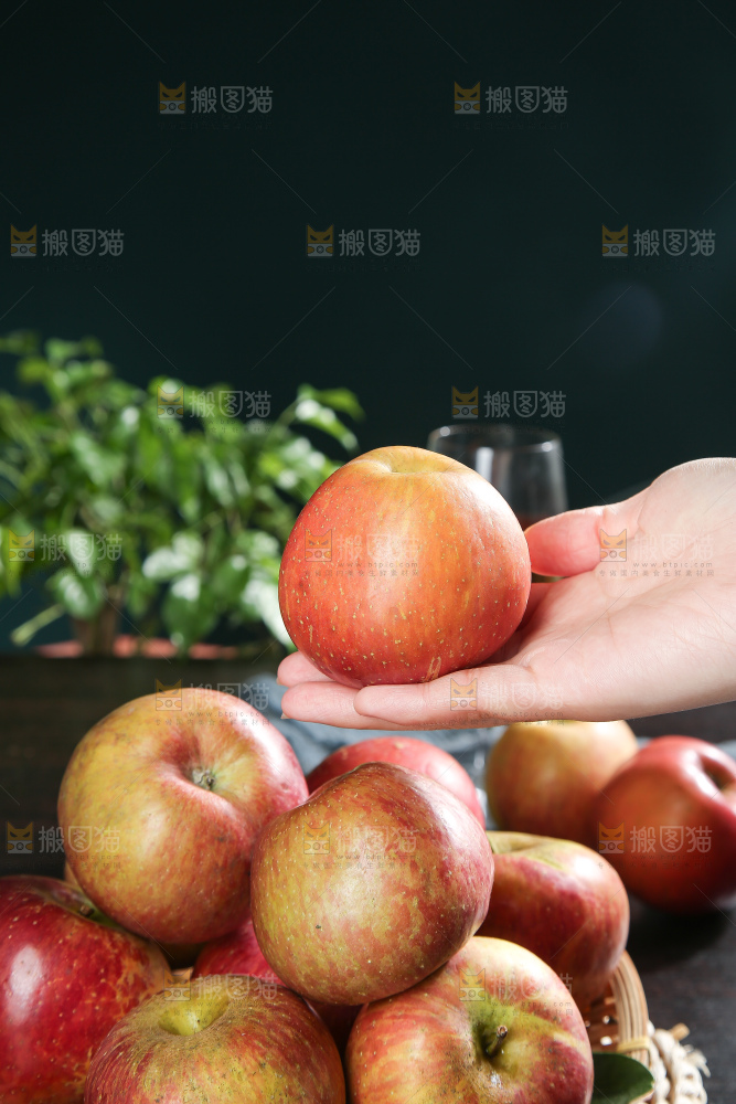 深底上的丑苹果