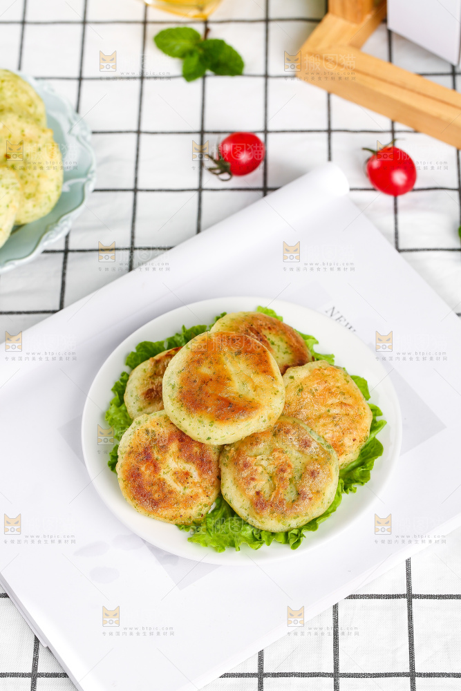 浅底上的鳕鱼鲜虾饼