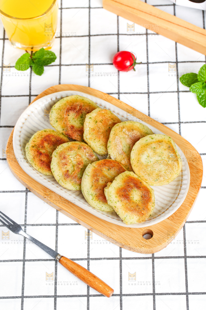 浅底上的鳕鱼鲜虾饼