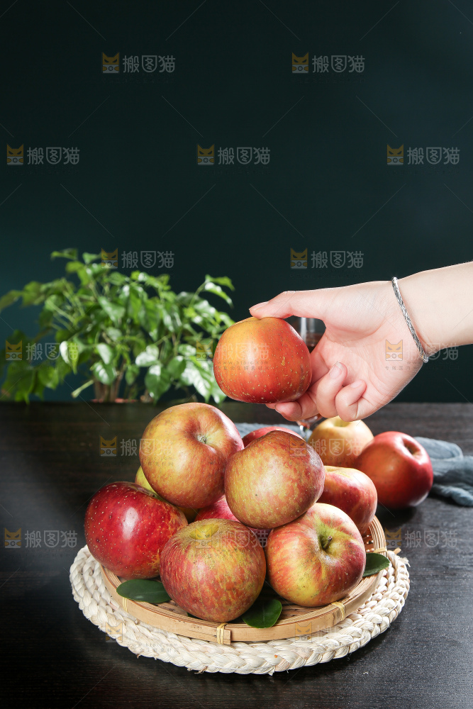深底上的丑苹果