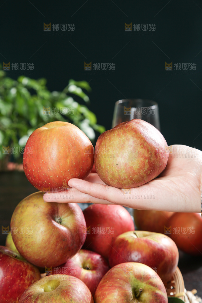 深底上的丑苹果