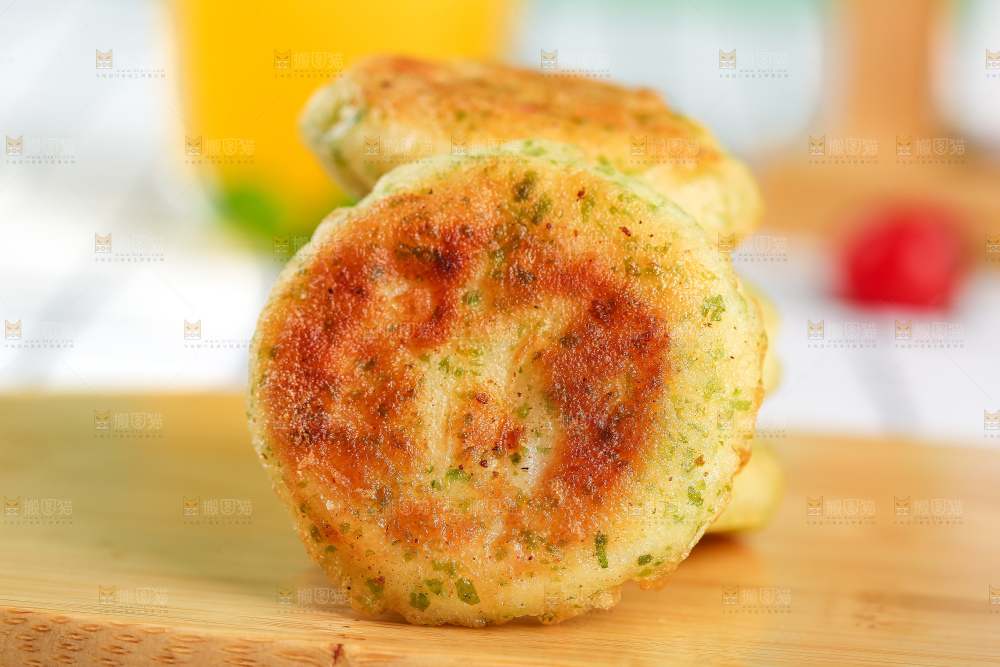 浅底上的鳕鱼鲜虾饼