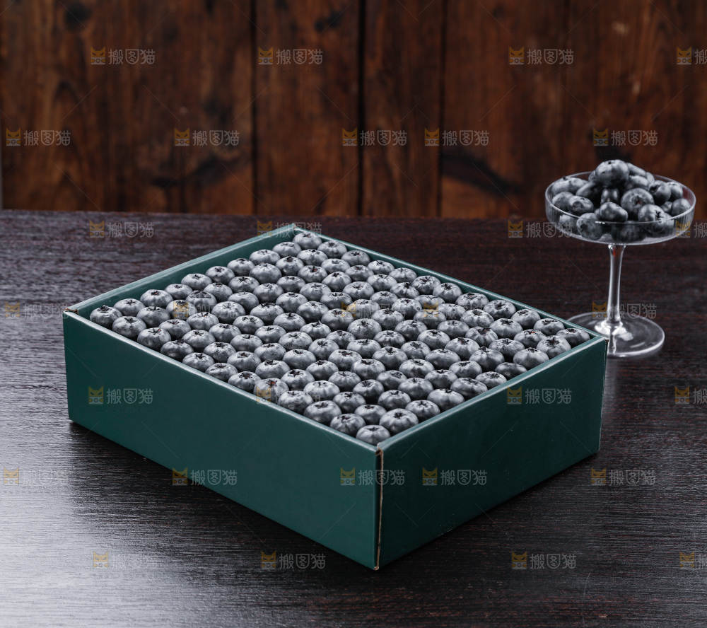 深底上的一盒蓝莓