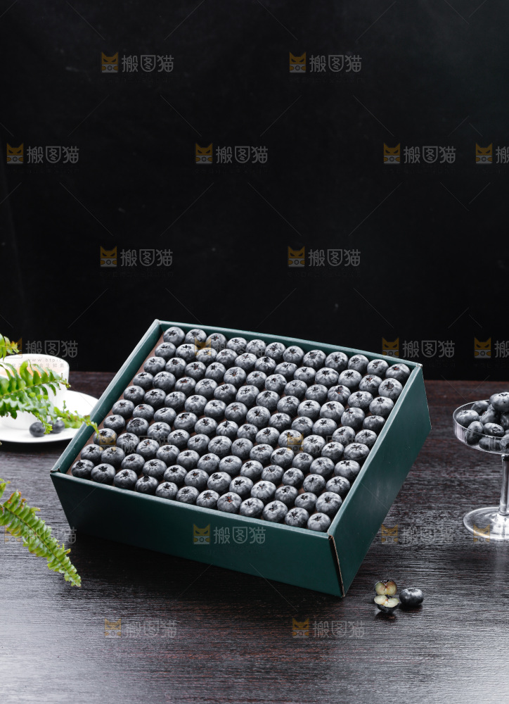 深底上的一盒蓝莓