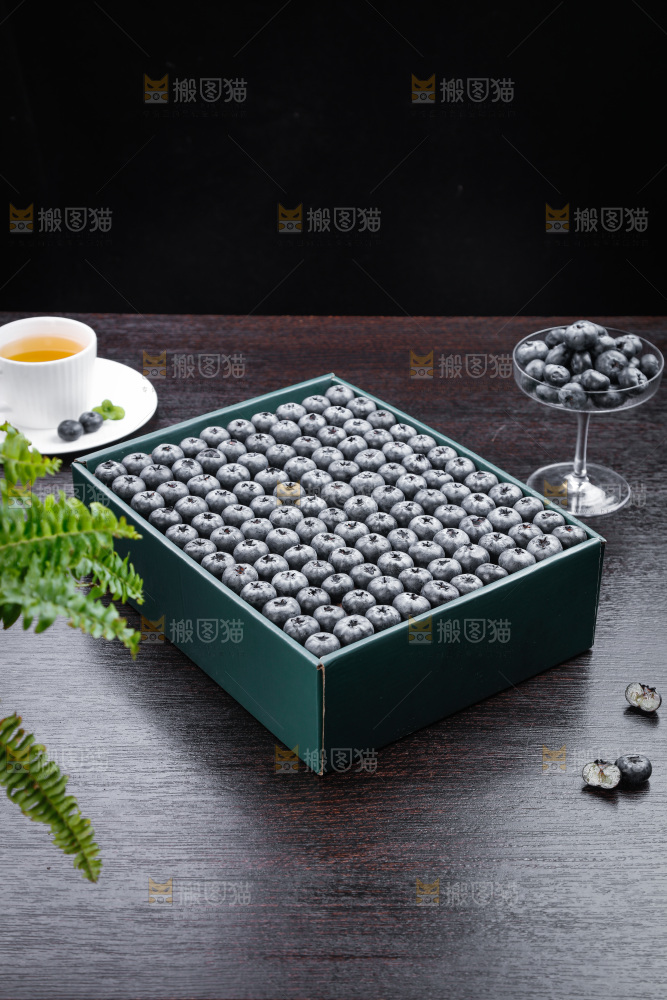 深底上的一盒蓝莓