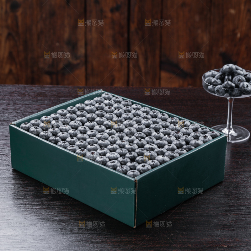 深底上的一盒蓝莓