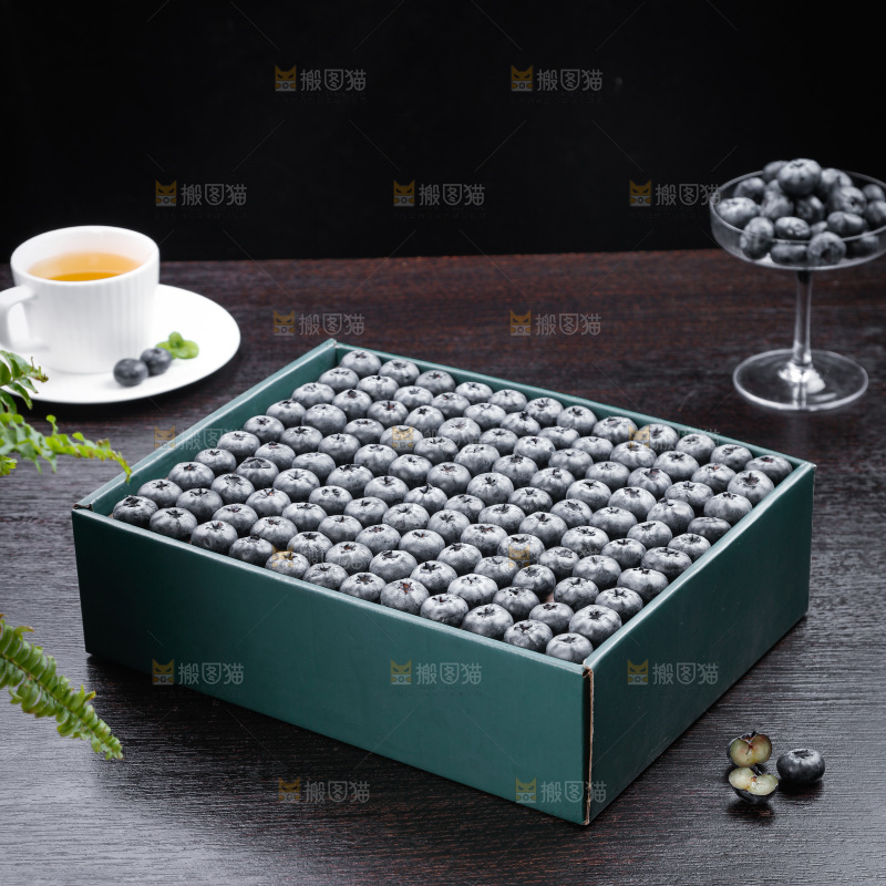 深底上的一盒蓝莓