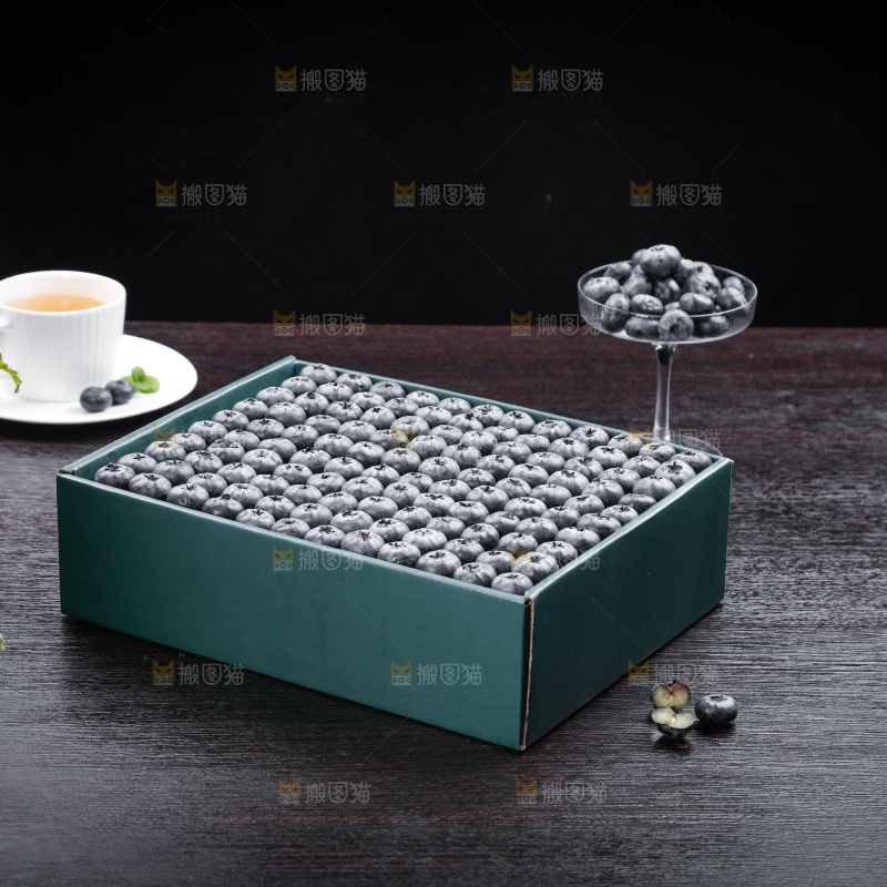 深底上的一盒蓝莓