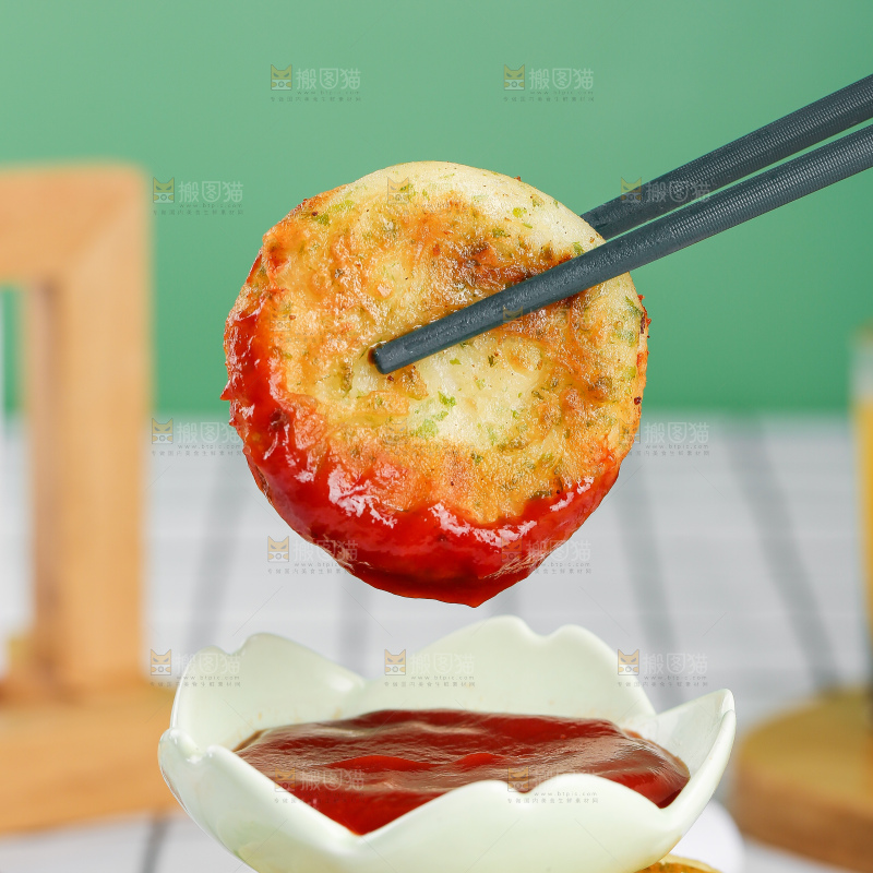 浅底上的鳕鱼鲜虾饼