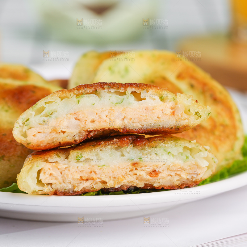 浅底上的鳕鱼鲜虾饼