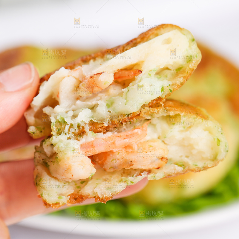 浅底上的鳕鱼鲜虾饼