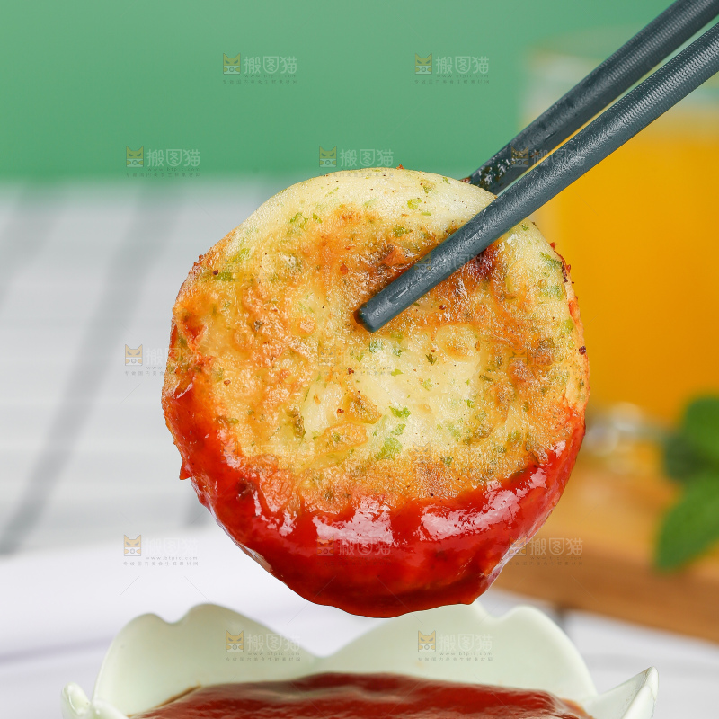 浅底上的鳕鱼鲜虾饼