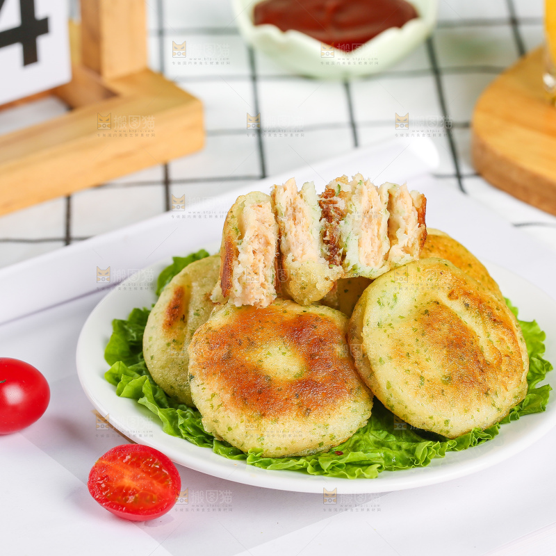 浅底上的鳕鱼鲜虾饼