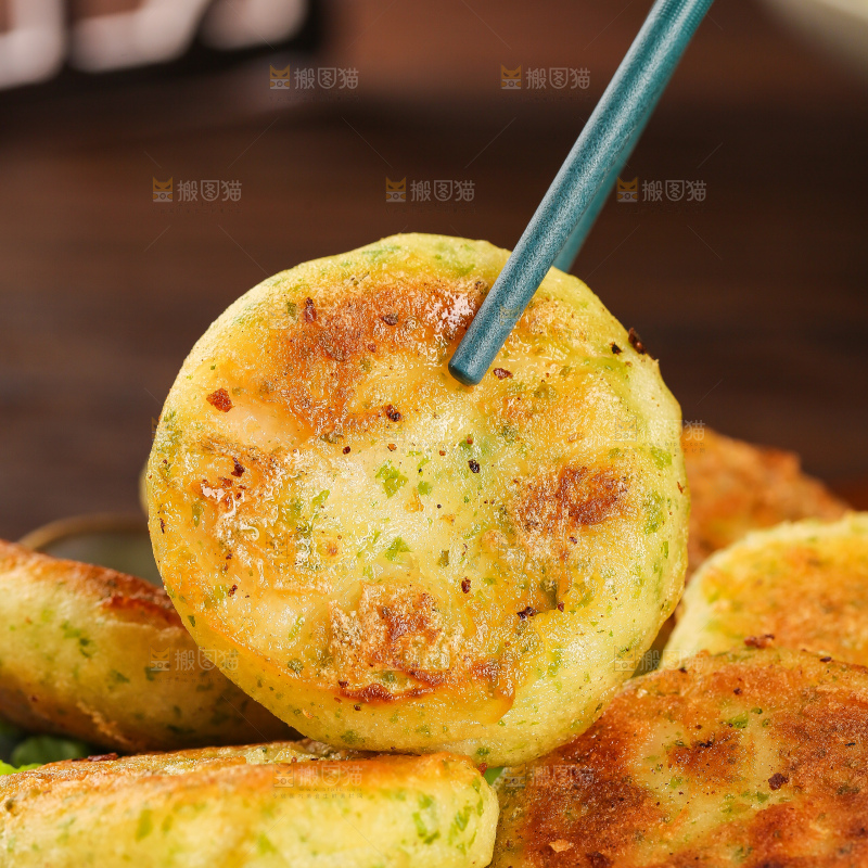深底上的鳕鱼鲜虾饼