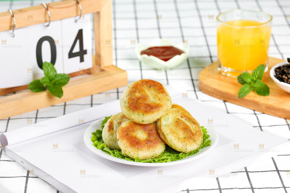 浅底上的鳕鱼鲜虾饼